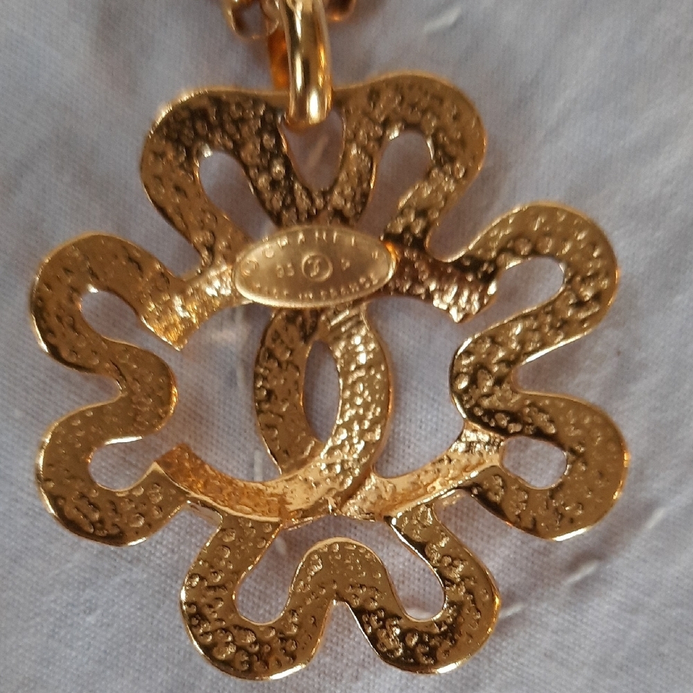 CHANEL Gold Floral Pendant Necklace, AUTHENTICATED!! - Picture 3 of 11